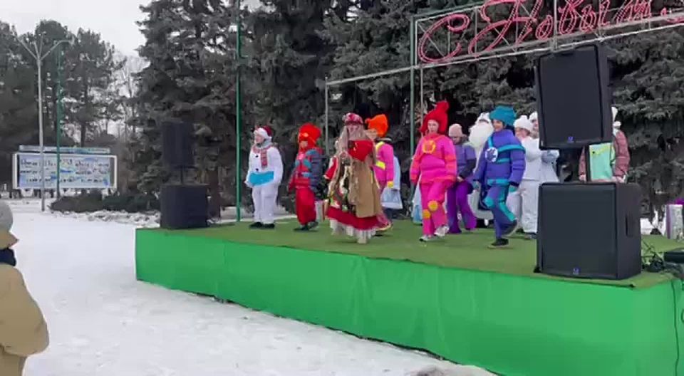 Сегодня на Площади Победы прошла праздничная программа, посвящённая закрытию городской новогодней ёлки