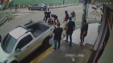 В Бразилии налетчик хотел подломить кассу магазина но потом что-то явно пошло не так!