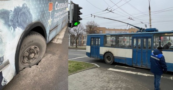 Асфальт провалился под троллейбусом на перекрёстке у лечгородка