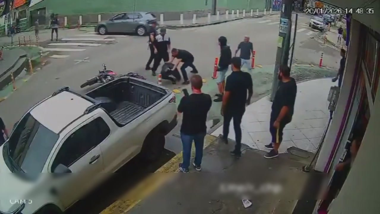 В Бразилии налетчик хотел подломить кассу магазина но потом что-то явно пошло не так!