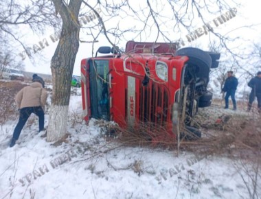 Не справился с управлением фурой на скользкой дороге