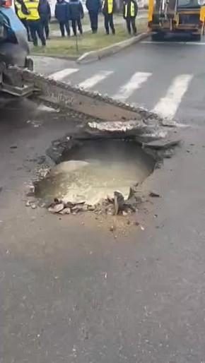 Троллейбус, который застрял, выехал сам, ни троллейбус, ни пассажиры не пострадали