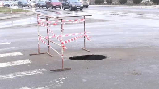 В Тирасполе из-за повреждённого коллектора под троллейбусом провалился асфальт