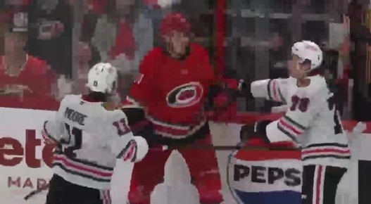 Александр Никишин за несколько секунд уложил на лёд двоих соперников в НХЛ