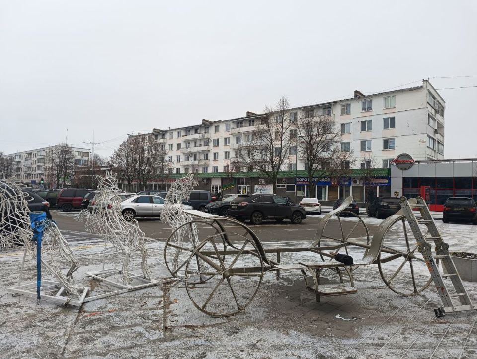 На Площади демонтируют новогодние локации