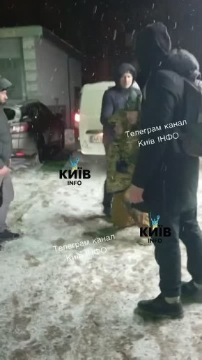 В Киеве на Лесном массиве местные жители прогнали сотрудников ТЦК, которые прибыли проводить мобилизацию, сообщают местные паблики