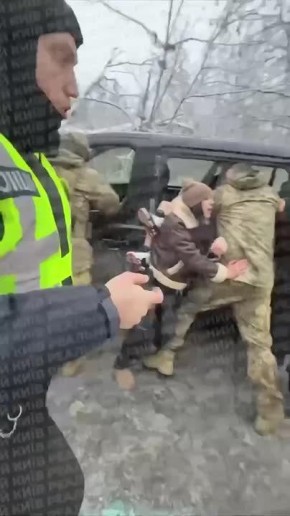 Похищение гражданского в Киеве после обстрела