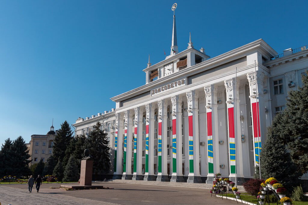 Каждое утро Тирасполь просыпается под шум дорожной техники, звон троллейбусов и спешные шаги горожан