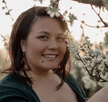 Радиоведущая, блогер и журналист Ольга Бархатова превращает реальные судьбы, семейные истории и чувства в сказки - те самые, к которым хочется возвращаться