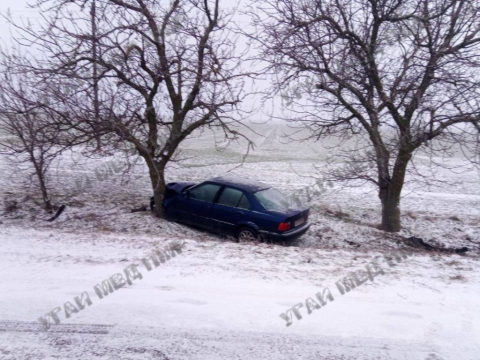 На скользкой трассе Днестровск — Первомайск не удержался «БМВ»