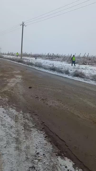 Синий трактор помогает фуре взобраться на подъём в молдавском селе Гербовец