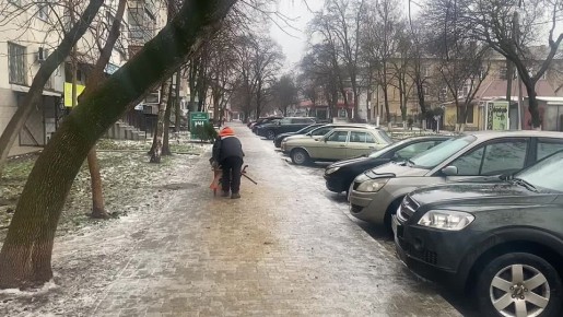 С самого утра работают дворники