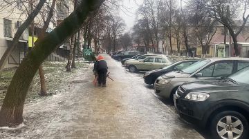 С самого утра работают дворники