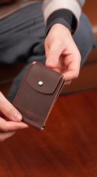 Кошелёк от кожевника Николая Лыкова — надёжность, которую видно сразу: ручная работа, натуральная кожа, толстый слой, ровные срезы без «кожзам-эффекта»