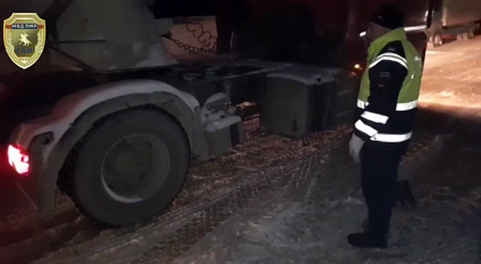 В Григориополе фура застряла на скользкой дороге