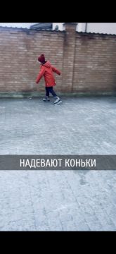 Эвакуатор забирает машину, которая въехала в забор в Рыбнице