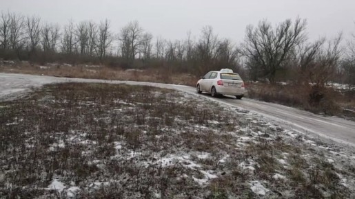 Ученики автошкол вчера во время гололёда и весь сегодняшний день продолжают крутить баранки машин с надписями «У»