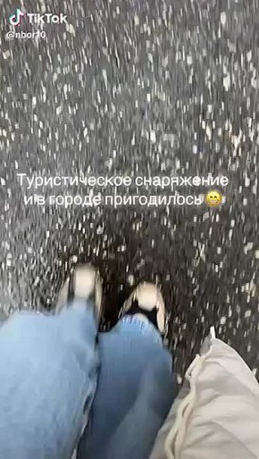 «Пешеходы-альпинисты» цепляют шипы и цепи на обувь, чтобы дойти на работу в гололёд