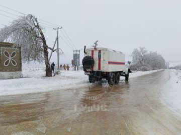 Рыбницкие спасатели помогают сотрудникам ЕРЭС: на служебном автомобиле высокой проходимости ЗИЛ-131 едут в сторону сёл Плоть и Советское, определяют аварийные участки, где повреждены линии электропередачи, которые будут...