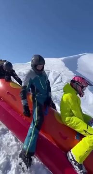 В Якутии четверо чудом выжили после спуска с горы на надувном банане