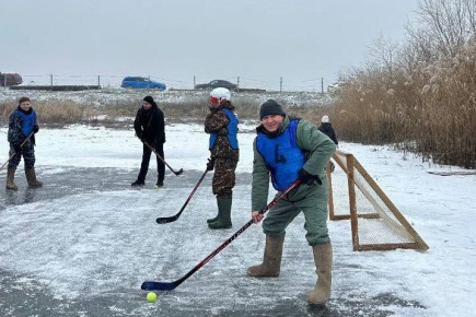 На озере в Коротном любители спорта воспользовались ледовой зимой и организовали хоккей с мячом в валенках