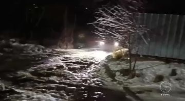 На видео рыбницкие спасатели помогают такси преодолеть скользкий подъём