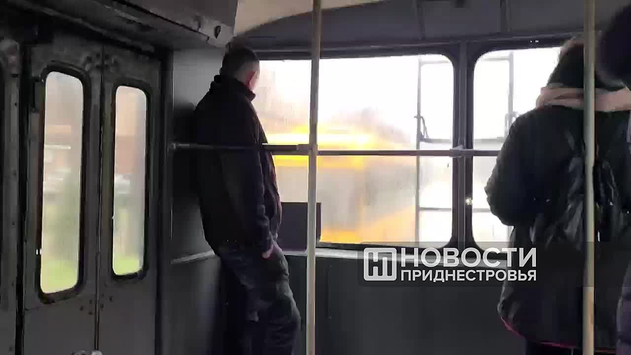 Троллейбусы советской закалки могут держаться за обледеневшие провода, новые – не тянут