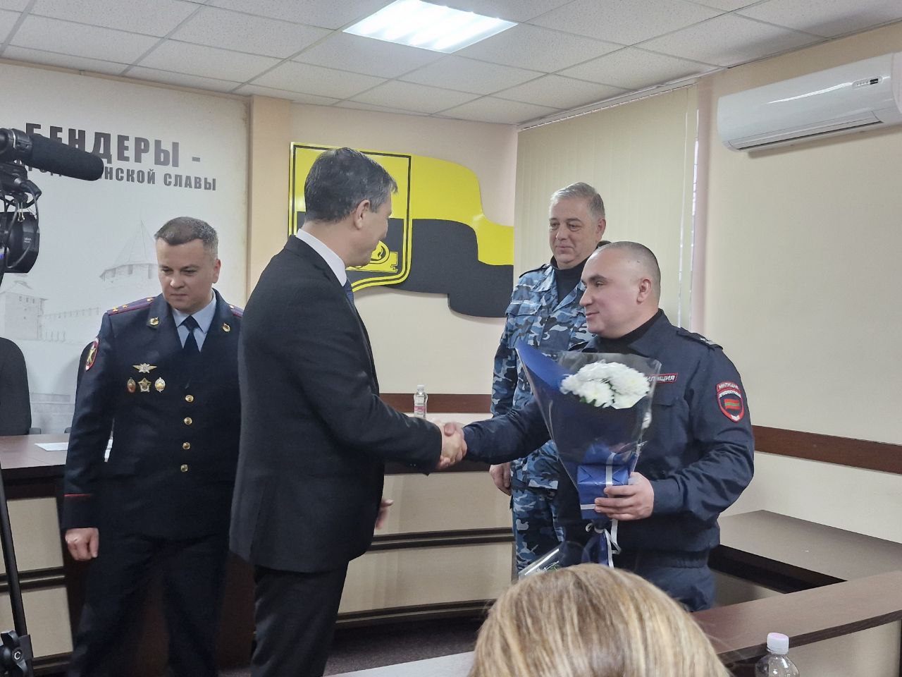 После итогового собрания бендерская милиция с честью проводила на пенсию двух своих коллег — подполковников милиции, возглавлявших ОВД «Северный» и дежурную часть УВД