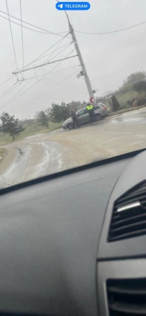 В Бендерах у крепости машину занесло на обочину