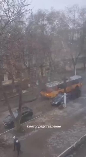 Троллейбус в столице устроил настоящее световое шоу