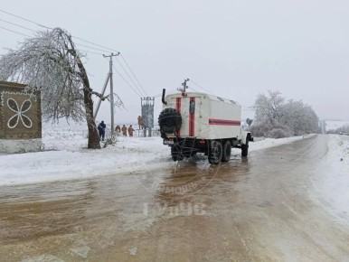 Спасатели на спец-машинах перевозят бригады ЕРЭС в сёла, куда сложно добраться