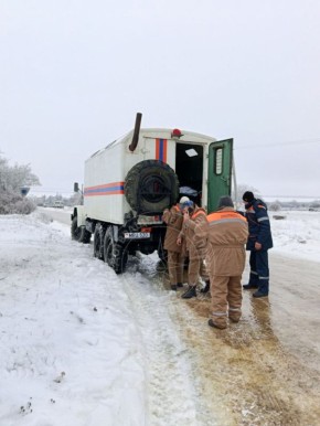 Рыбницкие спасатели помогают сотрудникам ЕРЭС: на машине с высокой проходимостью выезжают в села Плоть и Советское, чтобы определить повреждённые линии электропередач для их последующего ремонта