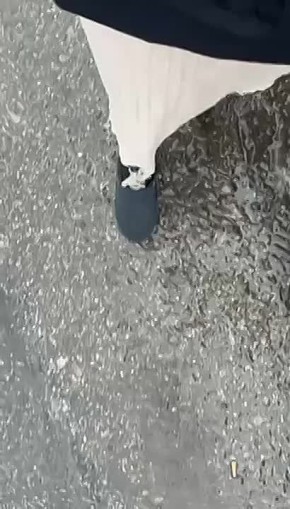 Носки, натянутые поверх обуви, и можно пробовать выходить на лёд