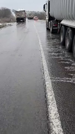 С утра трасса под Каушанами стоит