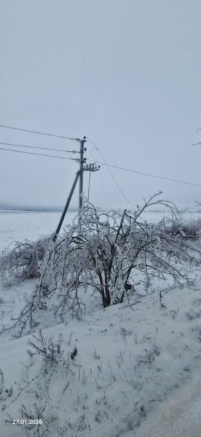 Каменские энергетики сегодня работают в усиленном режиме: выезжают на труднодоступные участки, устраняют обрывы проводов и оперативно восстанавливают электроснабжение в населённых пунктах