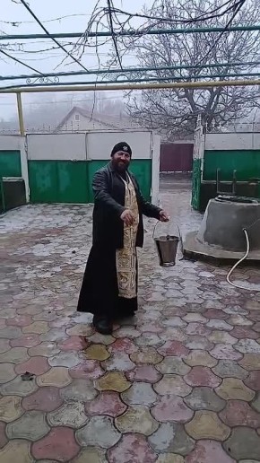 Подождите, сейчас батюшка подъедет