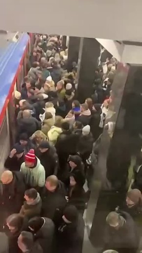 Адские пробки добрались и до метро