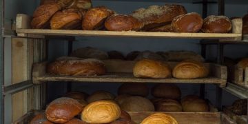 Машину столичного хлебокомбината сегодня утром на скользкой дороге снесло к обочине