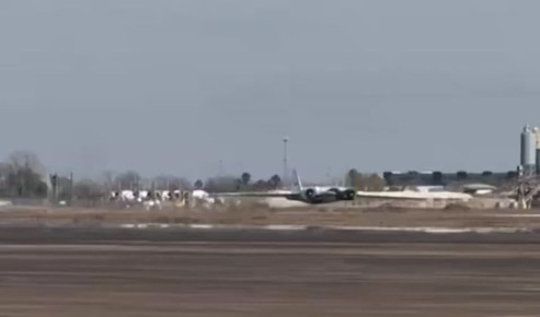 Самолёт NASA с отказавшим шасси жёстко сел в Хьюстоне, буквально пропахав брюхом взлётно-посадочную полосу, — СМИ