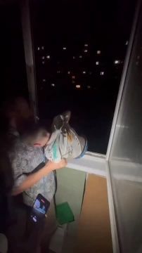 вот такой курс молодого бойца получил малой от родителей!