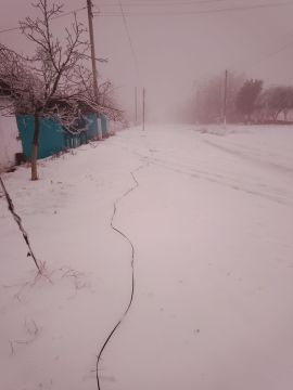 В Константиновке Каменского района лёд продолжает рвать электропровода