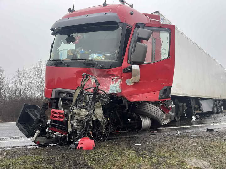В крови водителя микроавтобуса, вёзшего греческих футбольных болельщиков во Францию и врезавшегося в грузовик на западе Румынии, обнаружено присутствие кокаина и алкоголя, сообщили в прокуратуре Лугожа