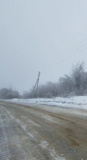 Водитель остановился недалеко от села Плоть, чтобы записать, как трещит дорога