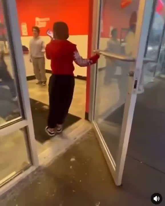 В США подростки попытались избить девочку — она избила их всех