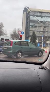 Тирасполь, центр АПБ,припаркована на пол дороги ,возможно откатился