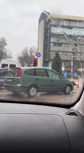 Машина выкатилась с парковки и перегородила дорогу