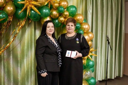 Директор Республиканского молдавского лицея-комплекса Галина Ищенко награждена Орденом Почёта ПМР в честь 60-летнего юбилея