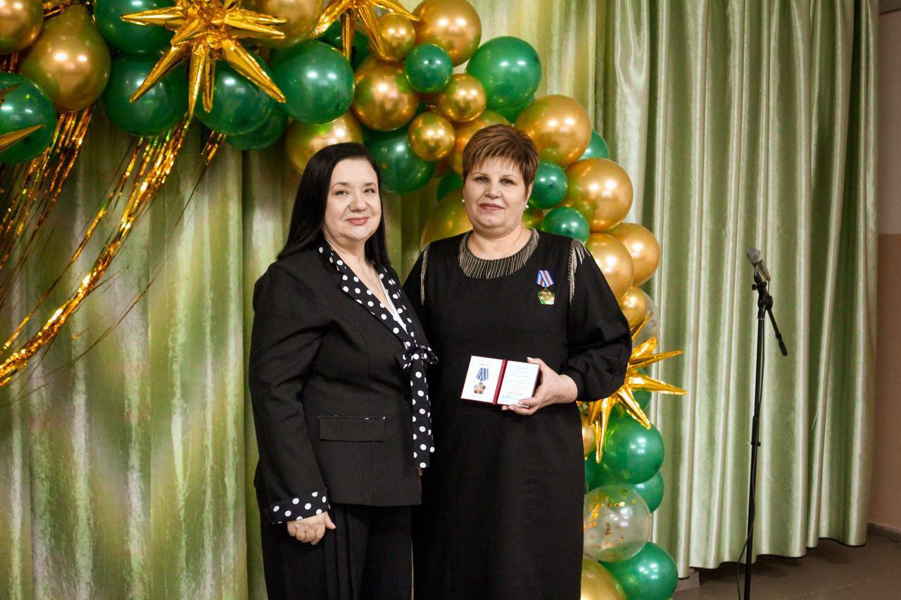 Директор Республиканского молдавского лицея-комплекса Галина Ищенко награждена Орденом Почёта ПМР в честь 60-летнего юбилея