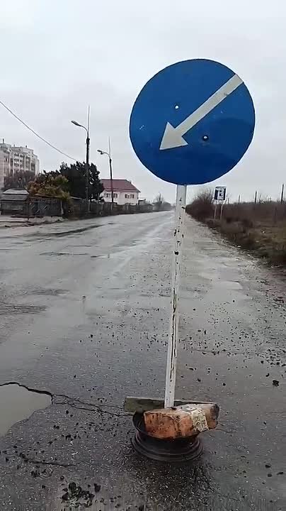 Знак со стрелочкой воткнули на столичной объездной по улице Бендерской