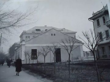 Узнаёте улицу на первом снимке? А на втором?